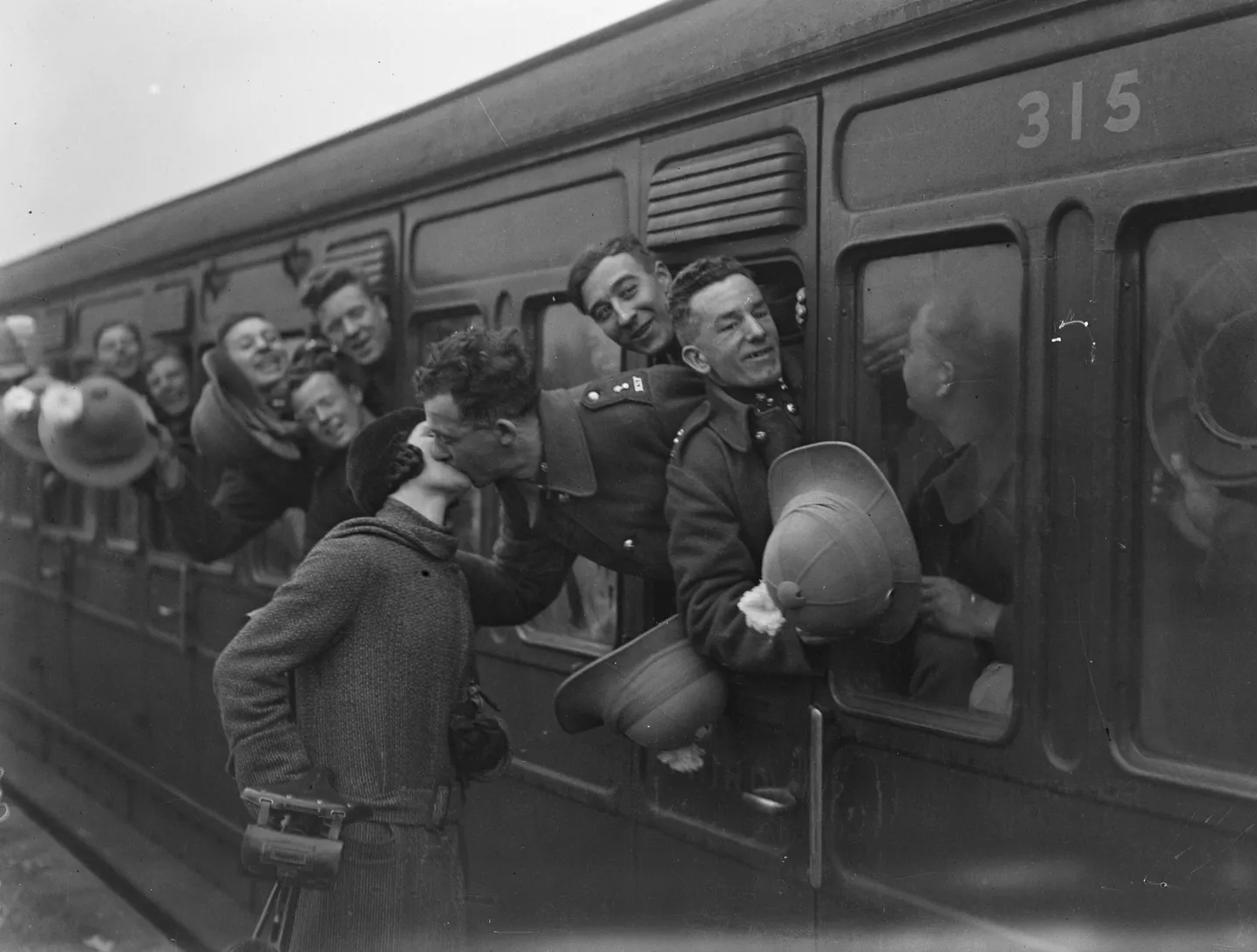 Scots fusiliers ' Prince of Wales regiment leave for Palestine .
The 1st Battalion the Royal Scots Fusiliers , of which the Prince of Wales is Colonel , left Bordon Camp near Aldershot , for Palestine .
The troops leaving for Palestine .
23 February 1932
 30s, 30's, 1930s, 1930's, thirties, nineteen thirties
