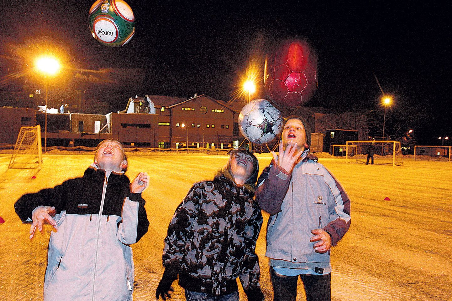 Mäe-kodu kasvandikud Aleksander (vasakult) ja Andrus tulevad FC Tartu trenni alati isuga. Vahel ka kiiruga, sest enne peab kindlasti homseks õpitud olema.