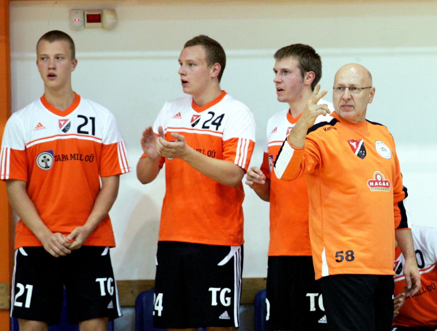Spordiklubi Tapa meeskonna peatreener Elmu Koppelmann (paremal) ajab läbi valdavalt noorte mängumeestega.