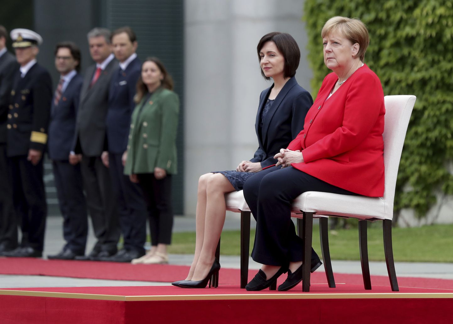 Канцлер Германии Ангела Меркель второй раз прослушала национальные гимны перед переговорами сидя.