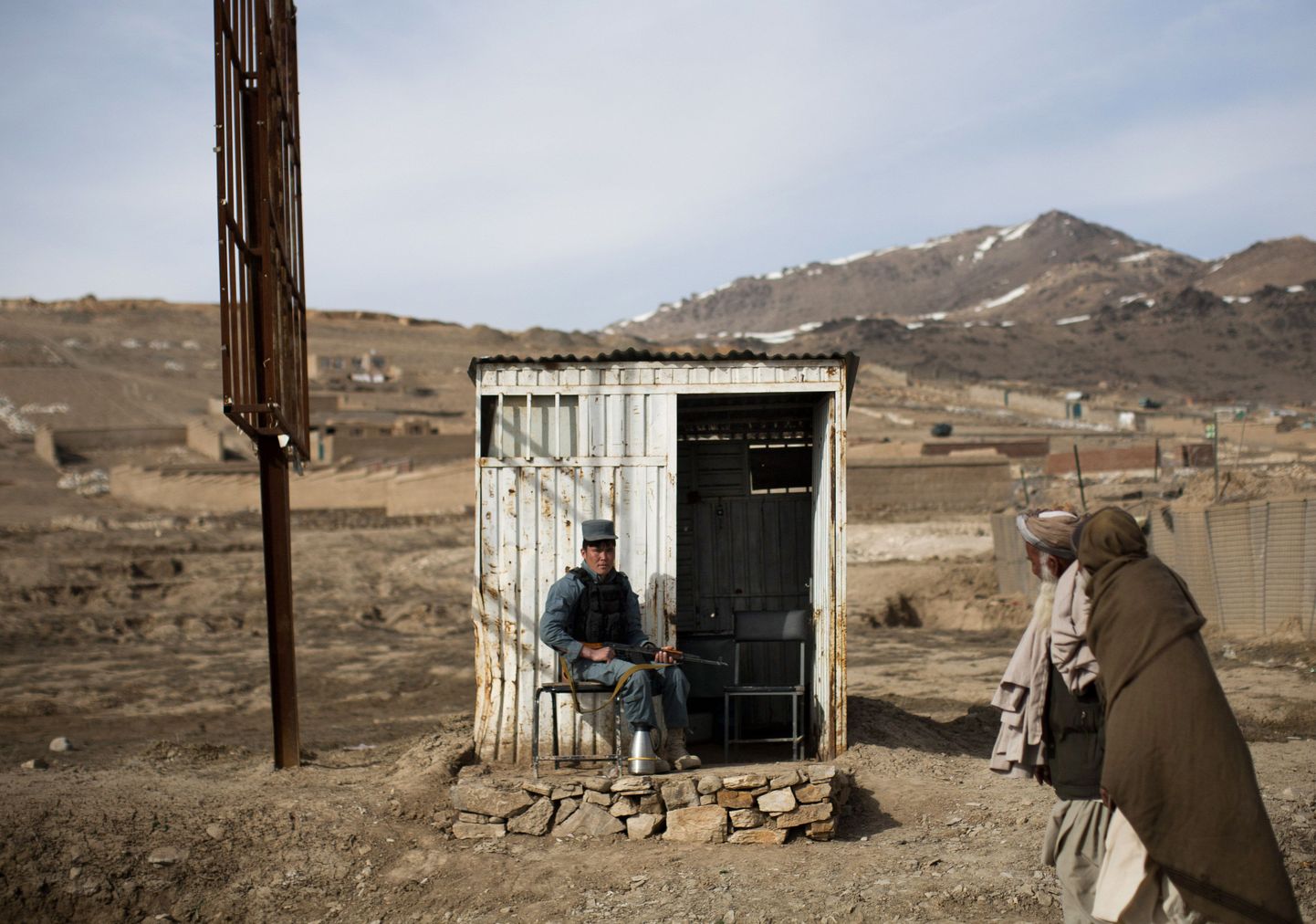 Vaade Wardaki provintsi politsei kontrollpunktile. Wardaki provontsist leiti üleeile Afganistanis neli kuus pantvangis olnud Pierre Broghi.
