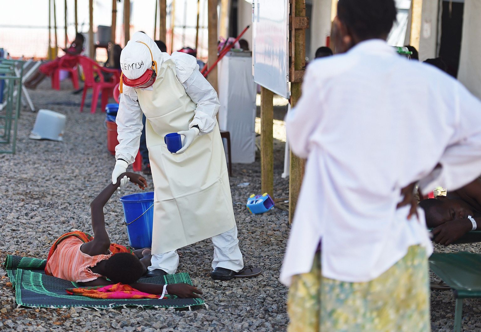Kaitseriietuses Sierra Leone tervishoiutöötaja Ebolasse nakatunud patsiendi juures.