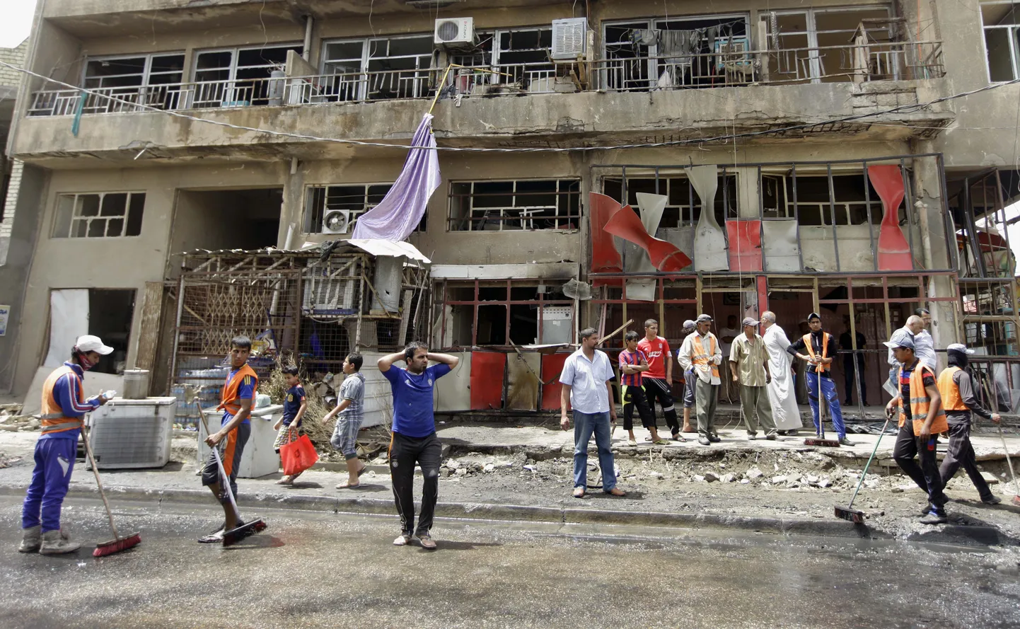 Bagdadi kosristustöölised likvideerivad eilse pommiplahvatuse jälgi Uri piirkonna populaarse restorani juures.