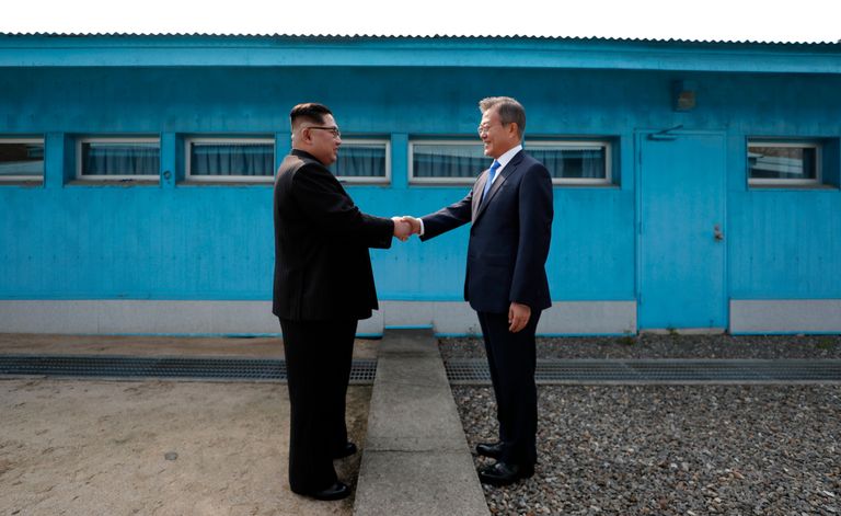 Kim Jong-un kätlemas piirialal Moon Jae-ini