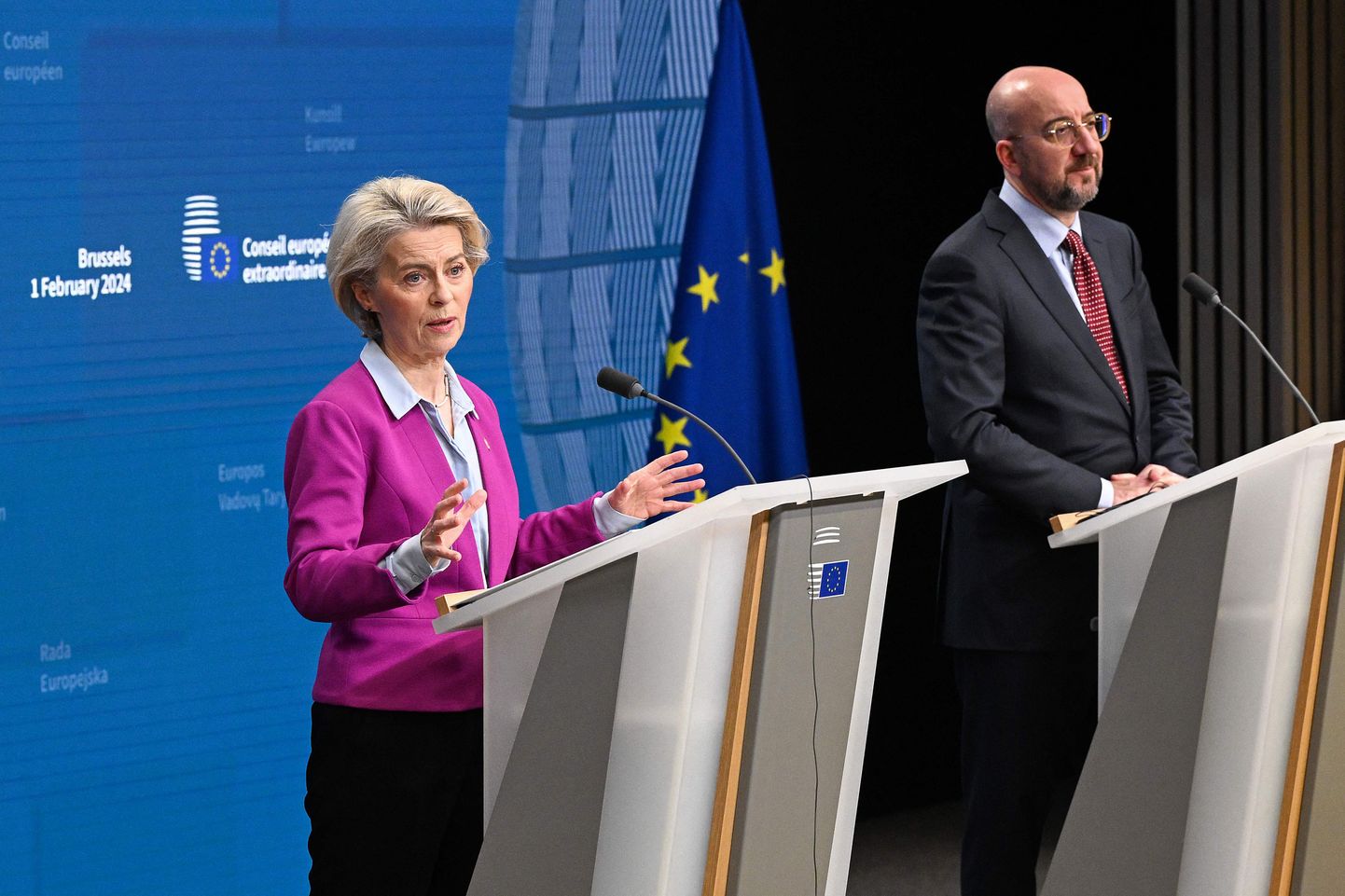 Euroopa Komisjoni president Ursula von der Leyen (vasakul) ja Euroopa Ülemkogu eesistuja Charles Michel pressikonverentsil Brüsselis 1. veebruaril 2024.