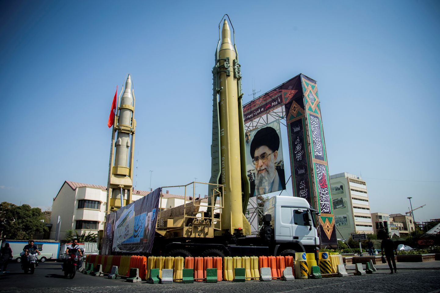Ajatolla Ali Khamenei pilt ja raketid Teheranis.