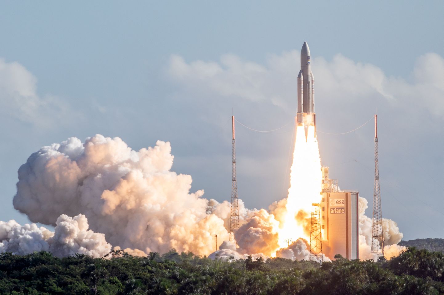 Neli Galileo sateliiti orbiidile viinud Ariane 5 rakett tõusis üles Euroopa Kosmosekeskusest Prantsuse Guajaanast 25. juulil.