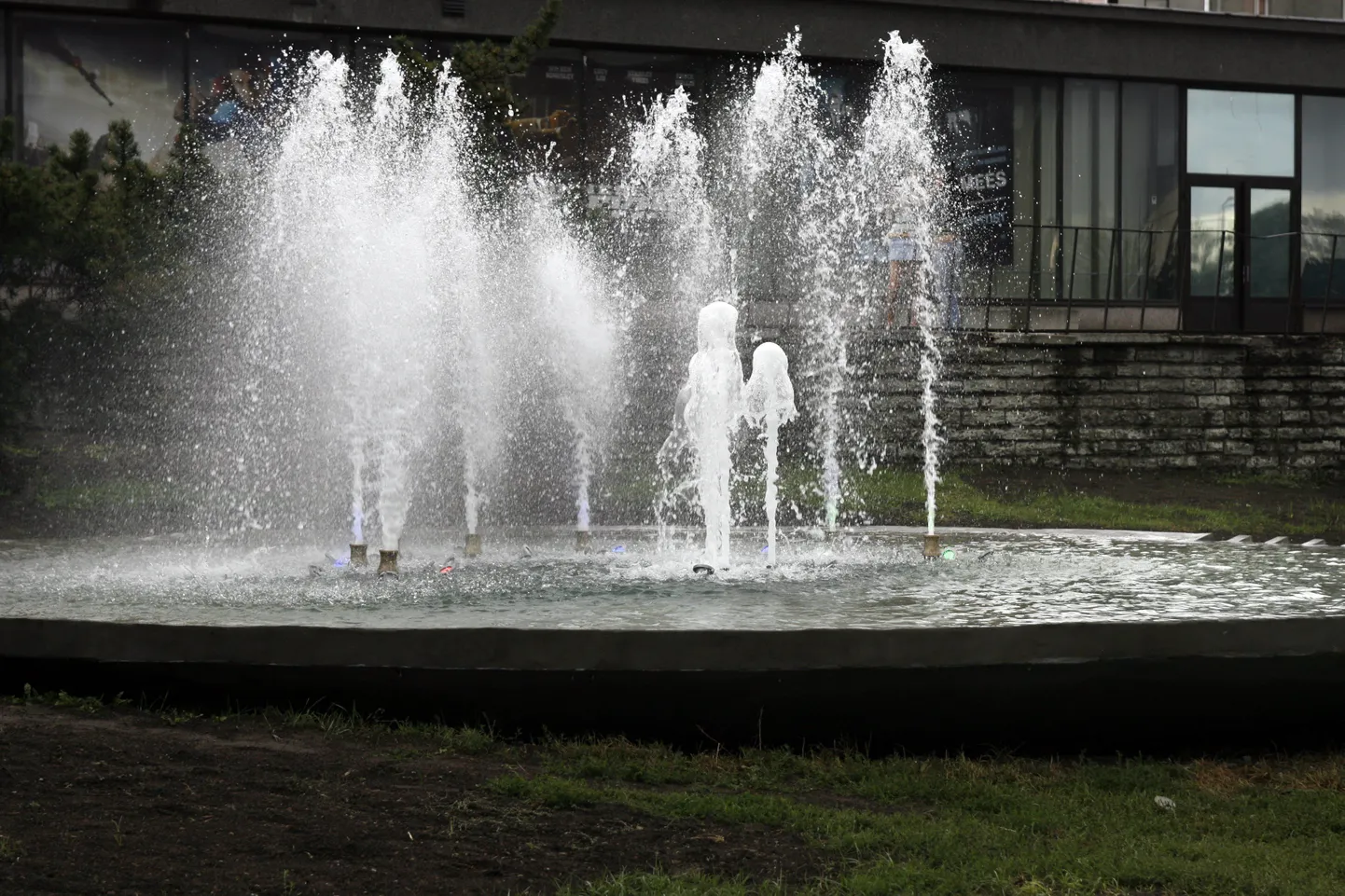 Purskkaev kino Kosmos ees.