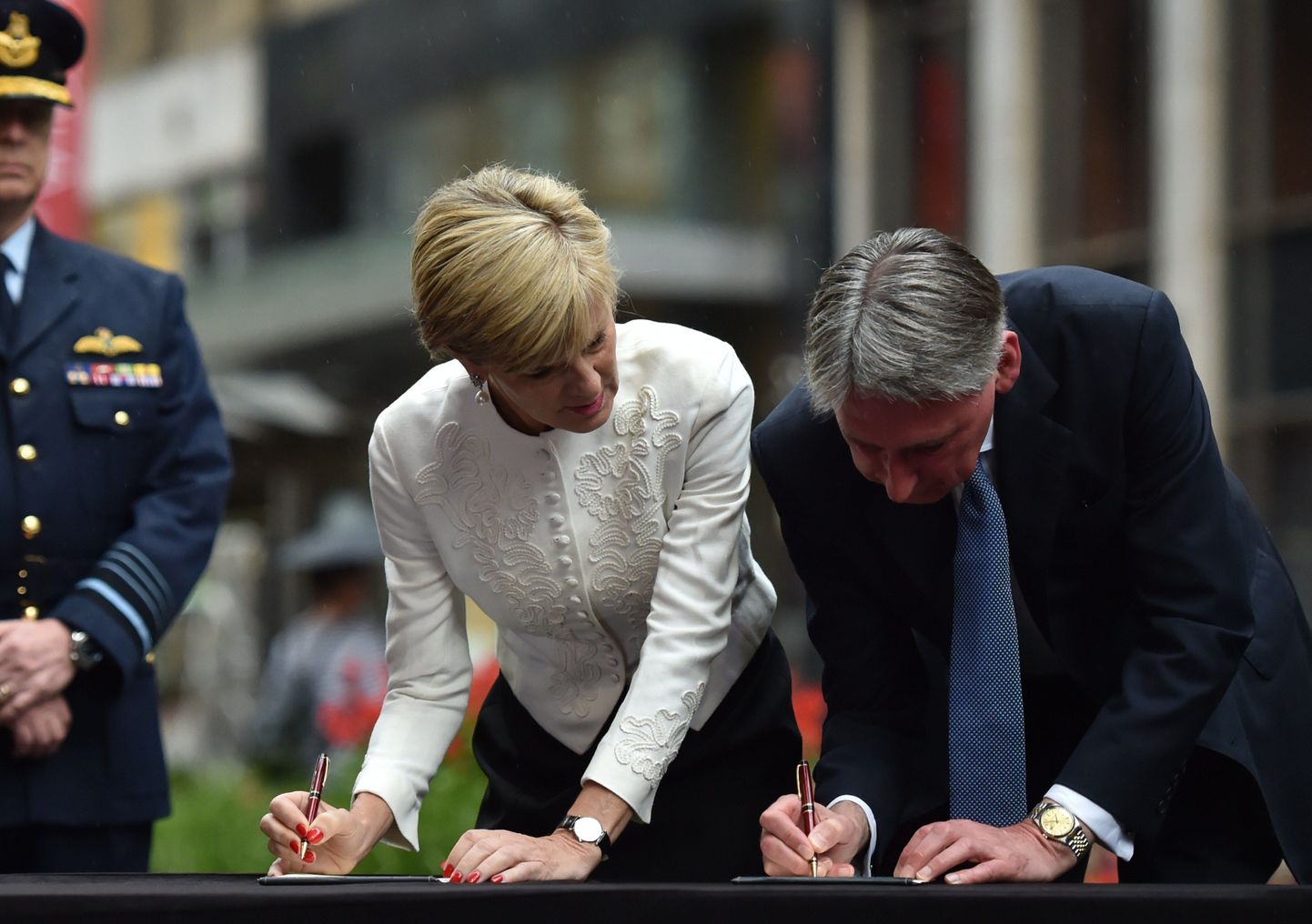 Briti välisminister Philip Hammond kirjutab koos Austraalia välisministri Julie Bishopiga Sydney Lindti kohviku pantvangidraama ohvrite kaasstunderaamatusse.