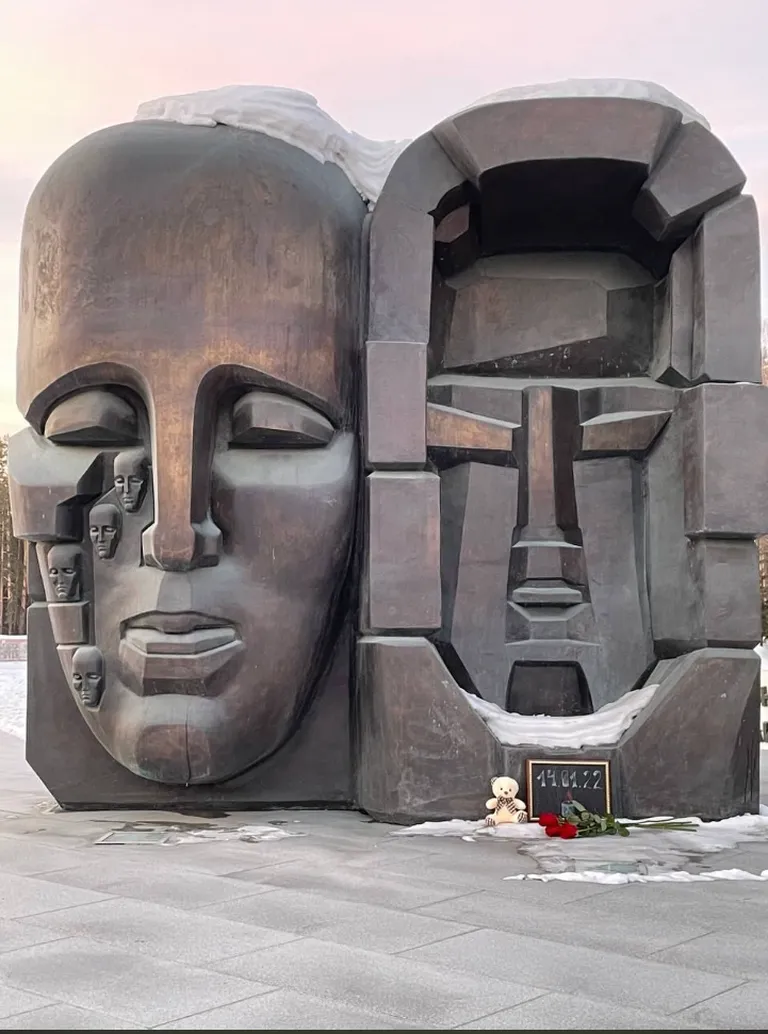Стихийный мемориал в Екатеринбурге.