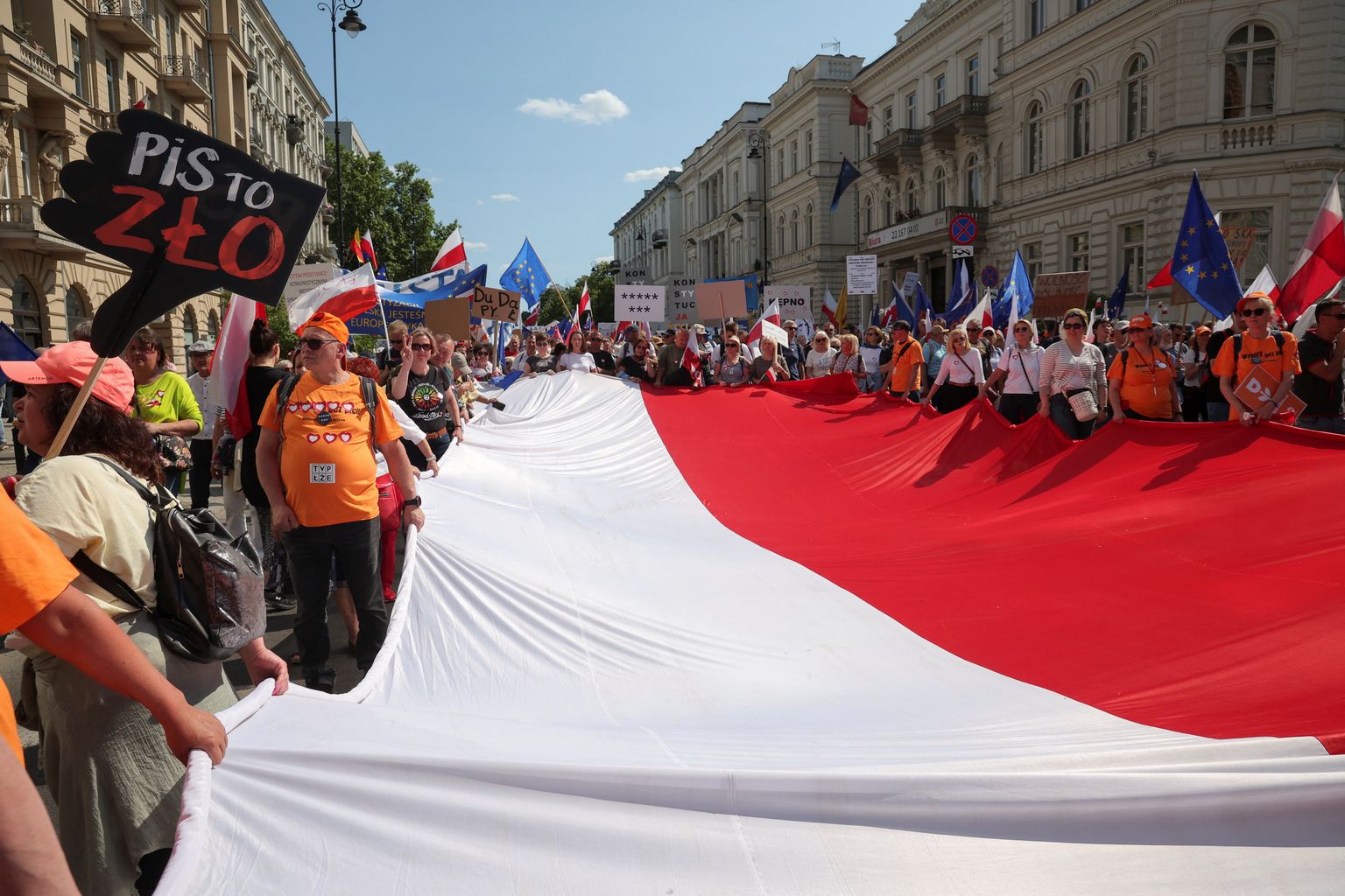 Opozīcijas rīkotā demonstrācijā pret valdību Varšavā piedalās pusmiljons cilvēku