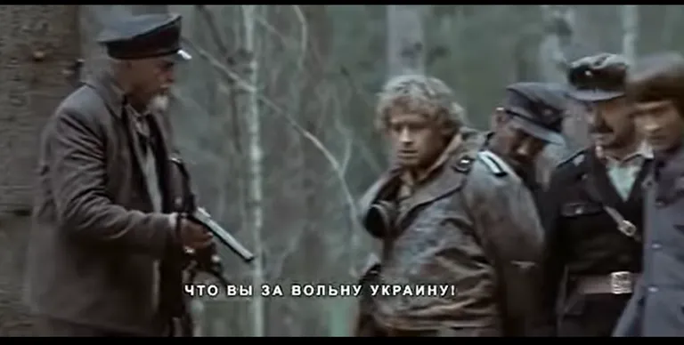 Кадр из фильма «Мы из будущего-2»: «Бандеровцы» заставляют случайных гостей из будущего расстрелять мирных жителей, заклейменных «коммуняками», чтобы доказать верность Украине.