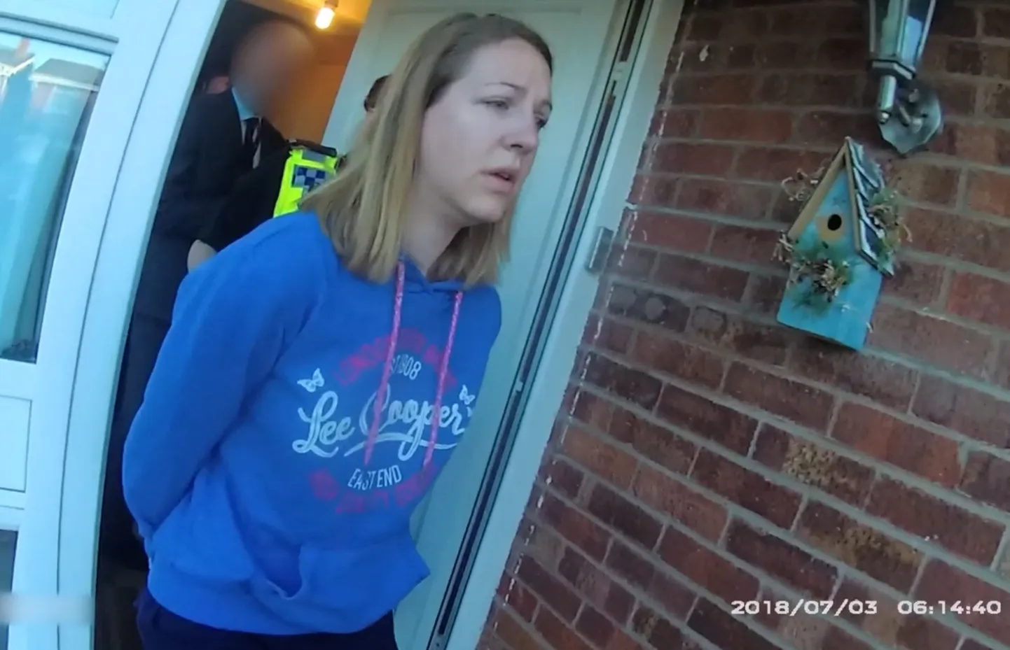 Kaader videost, millel on näha medõe Lucy Letby vahistamist 3. juulil 2018 Chesteris ta kodus