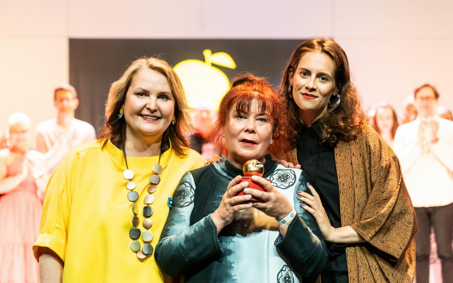 Aasta naisnäitleja Kuldõuna laureaat Terje Pennie (keskel) ning Garmen Tabor (vasakul) ja Ilo-Ann Saarepera (paremal).