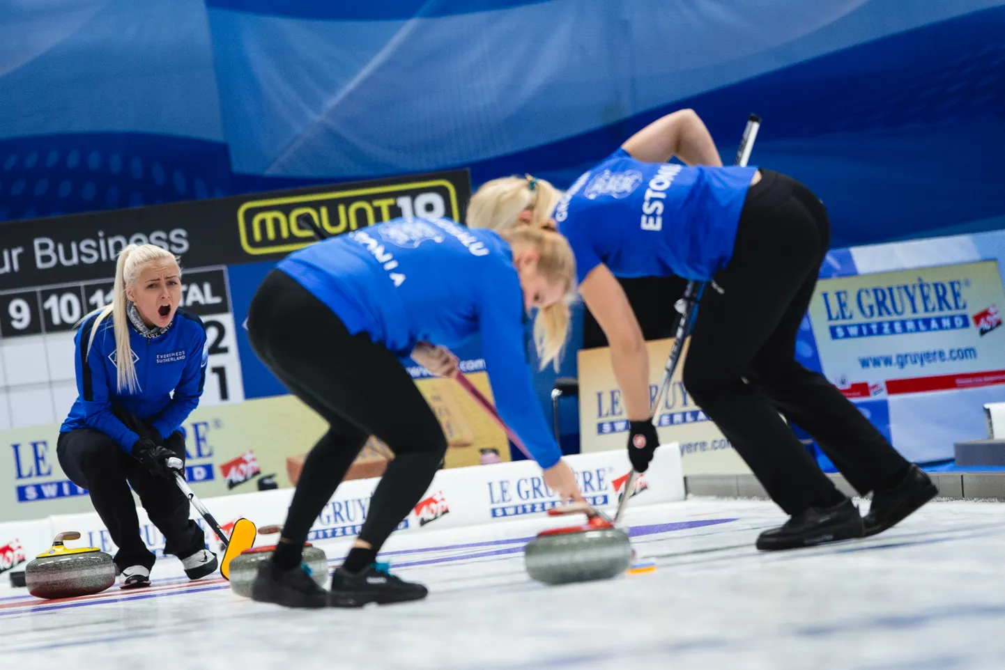 Eesti kurlingunaiskonna kapten Marie Turmann (vasakul) kivi teele saatmas.