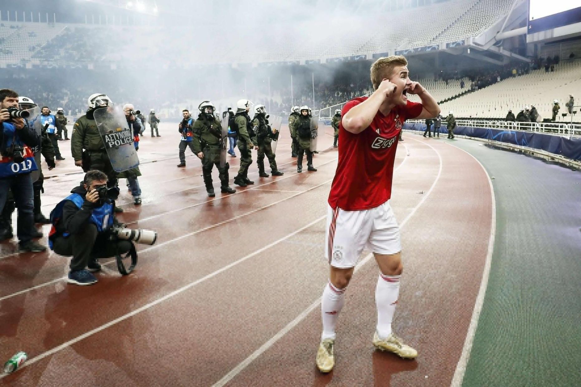 Ajaxi mängija Matthijs de Ligt rahustas klubi poolehoidjaid novembris Ateena olümpiastaadionil peetud Meistrite liiga kohtumise eel. 