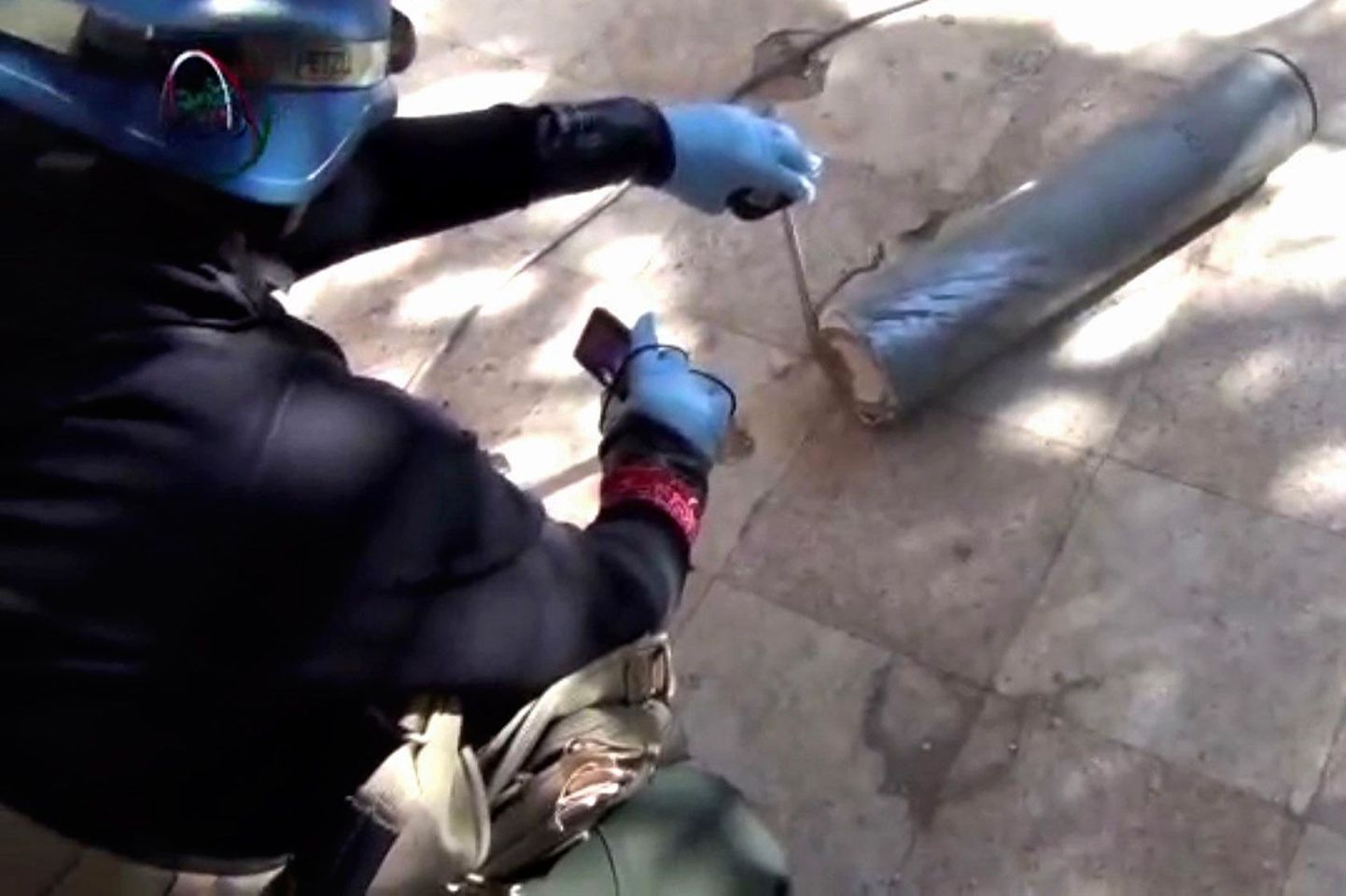 ÜRO töötaja Damaskuses kogumas infot võimaliku keemiarelva kotha.