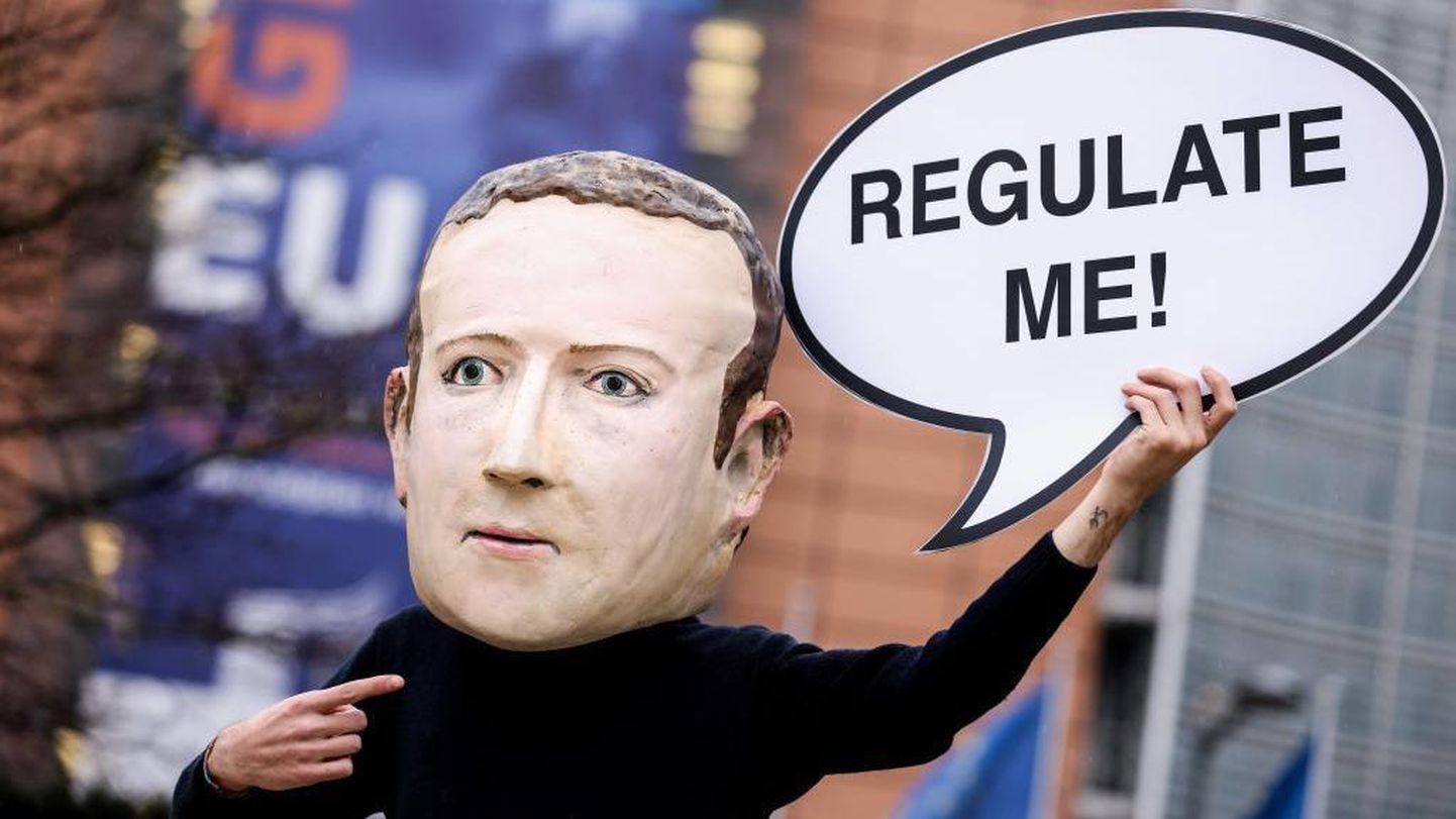 Активист в маске владельца Meta Марка Цукерберга на акции в поддержку закона о цифровых услугах у здания Еврокомиссии в Брюсселе.
