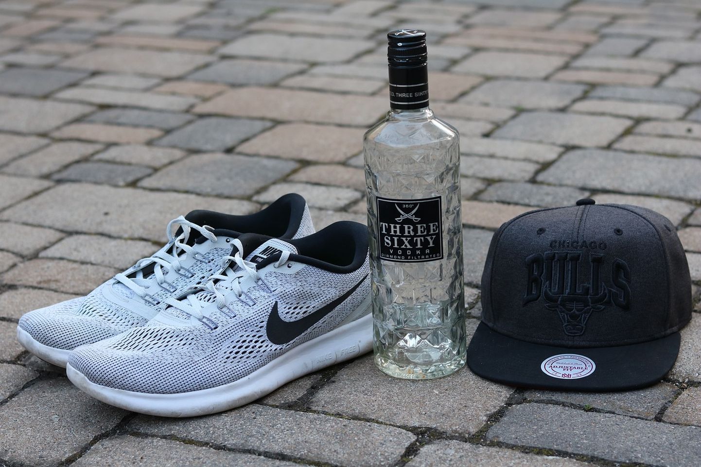 Спортивная обувь и бутылка алкоголя. Фото иллюстративное.