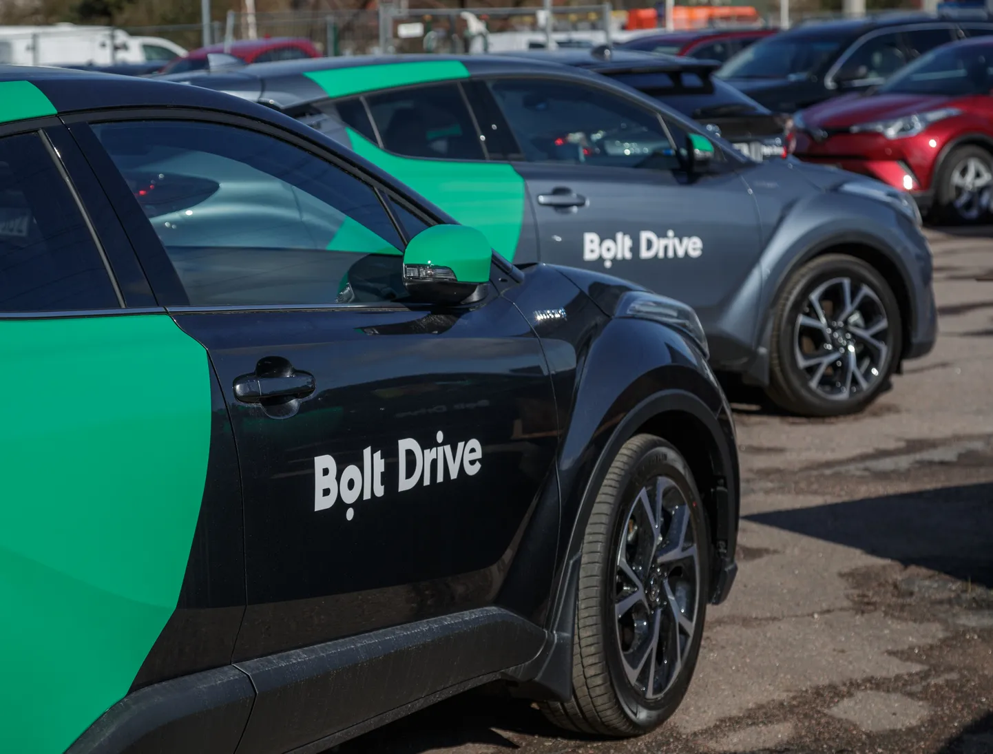 Uued Bolt Drive'i Toyotad Amservi parklas. Pilt on illustreeriv.