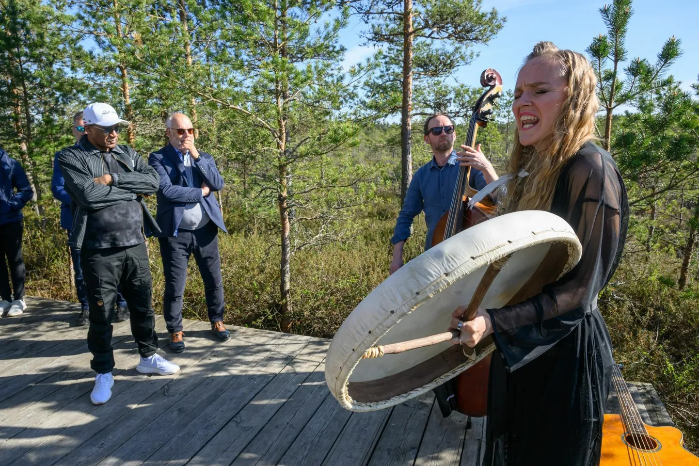 Kõrgetele külalistele esines Virumaa muusik Kadri Voorand.