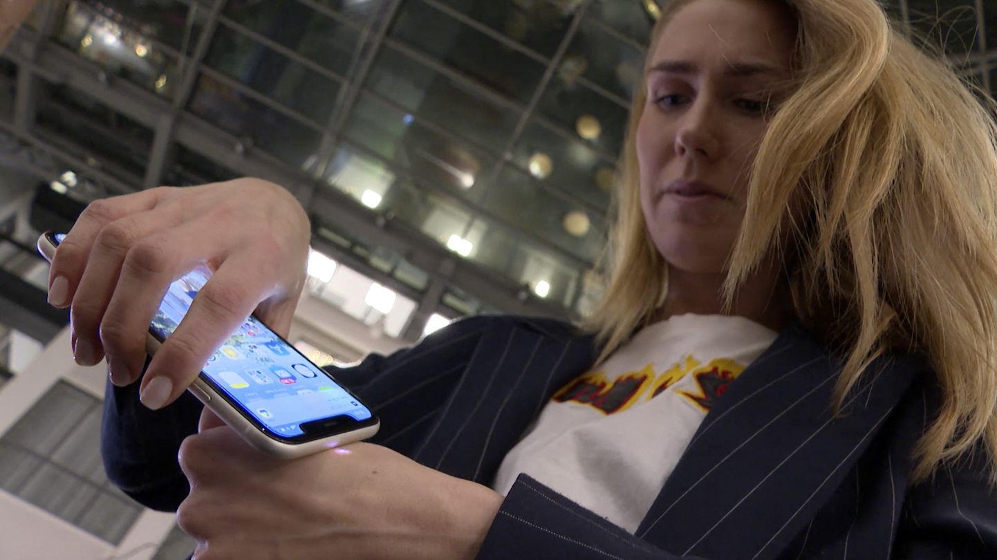 Start-up keskuses Epicenter töötav Amanda Back skännib nutitelefoniga oma mikrokiipi.