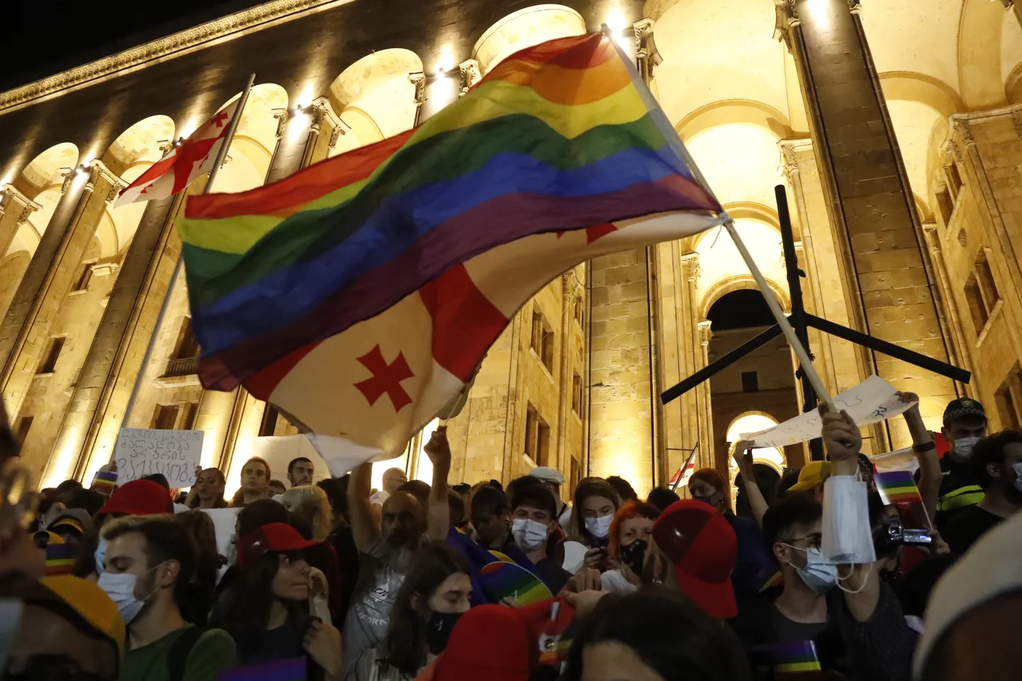 LGBTQ meeleavaldus Gruusia parlamendihoone ees. 6. juuli 2021.