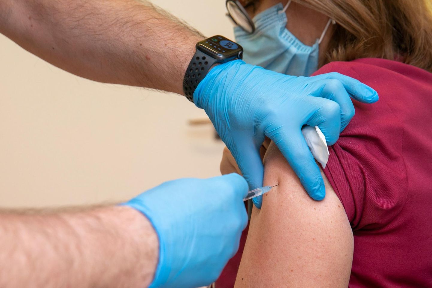 Vaktsiine jõuab Eestisse järjest rohkem ja nüüd on võimalik teha massvaktsineerimisi ka ettevõtetes.