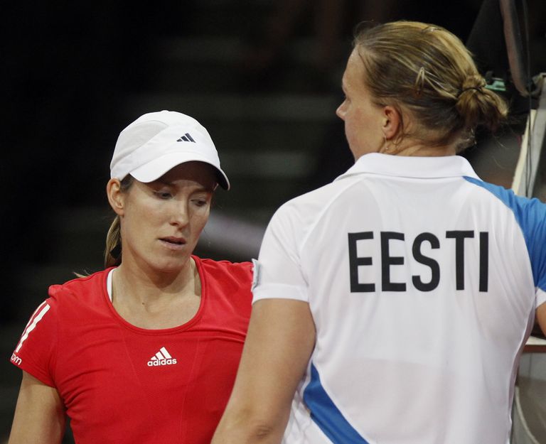 Belglanna Justine Henin (vasakul) pidi 2010. aastal Fed Cupi turniiri mängus alla vanduma ka eestlanna Kaia Kanepile.
