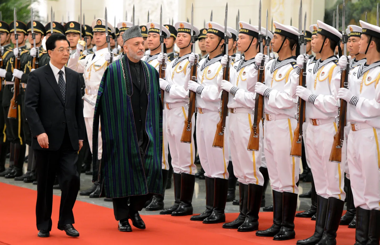 Hiina president Hu Jintao (vasakul) koos Afganistani riigipea Hamid Karzaiga täna Pekingis.