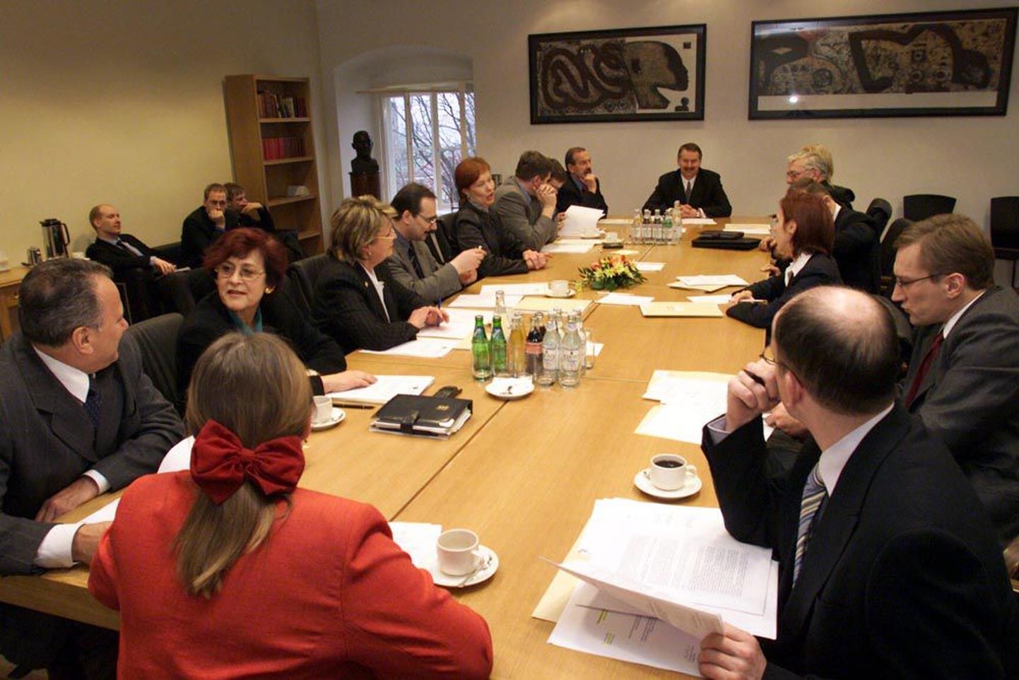 Siim Kallase valitsuse esimene istung 
5. veebruaril 2002. Selle valitsuskoosseisu ajal liideti lõpuks majandus- ning teede- ja sideministeerium.