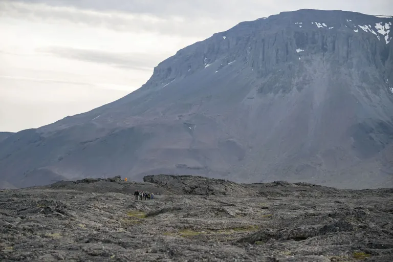 Islandi vulkaanilised maastikud on pealtnäha üsna sarnased Kuule. Astronaudid, kes lähevad peagi Kuu-missioonile, käisid seal kühvlite ja labidakestega geoloogiliste proovide võtmist harjutamas.