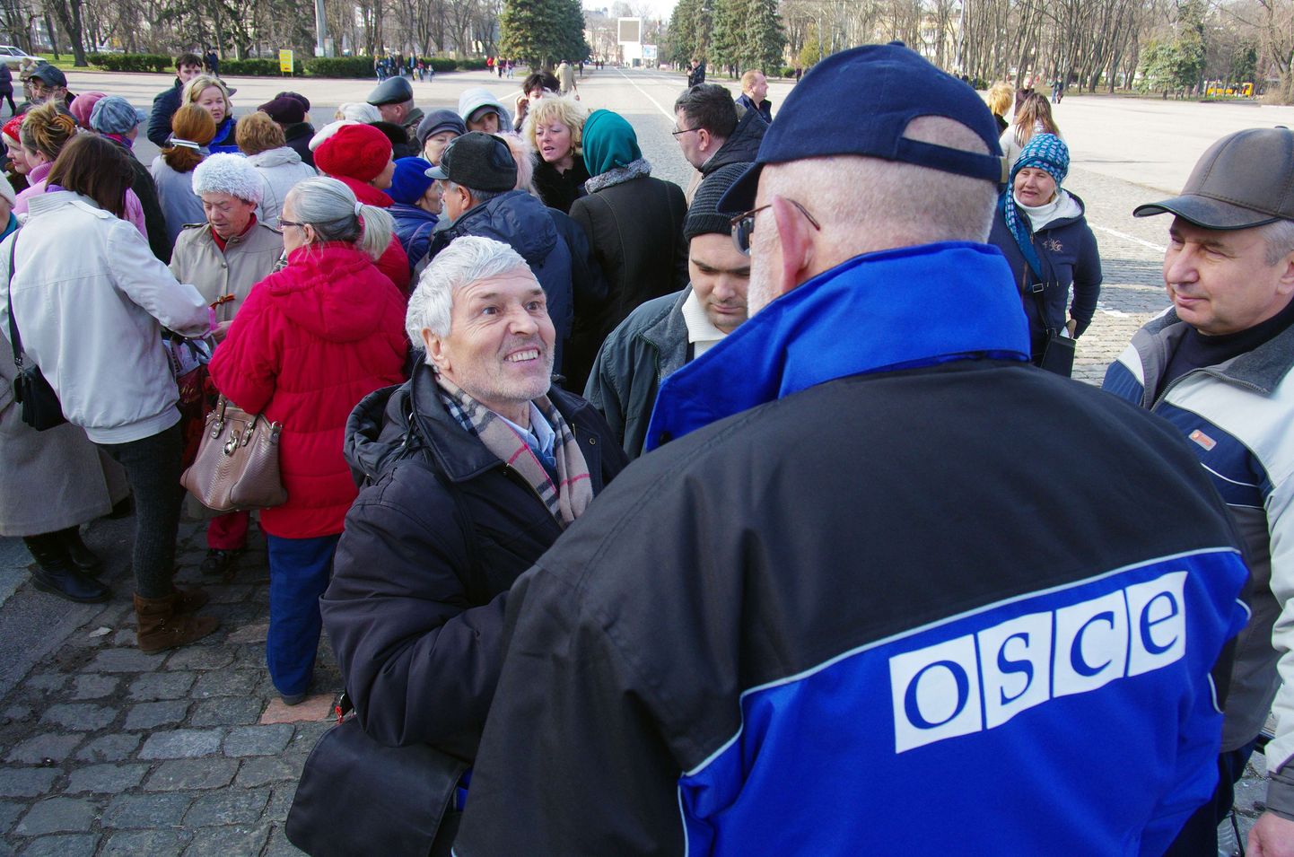 OSEC vaatleja vestleb Odessas Venemaa poolehoidjatega. Foto on tehtud 15. märtsil.