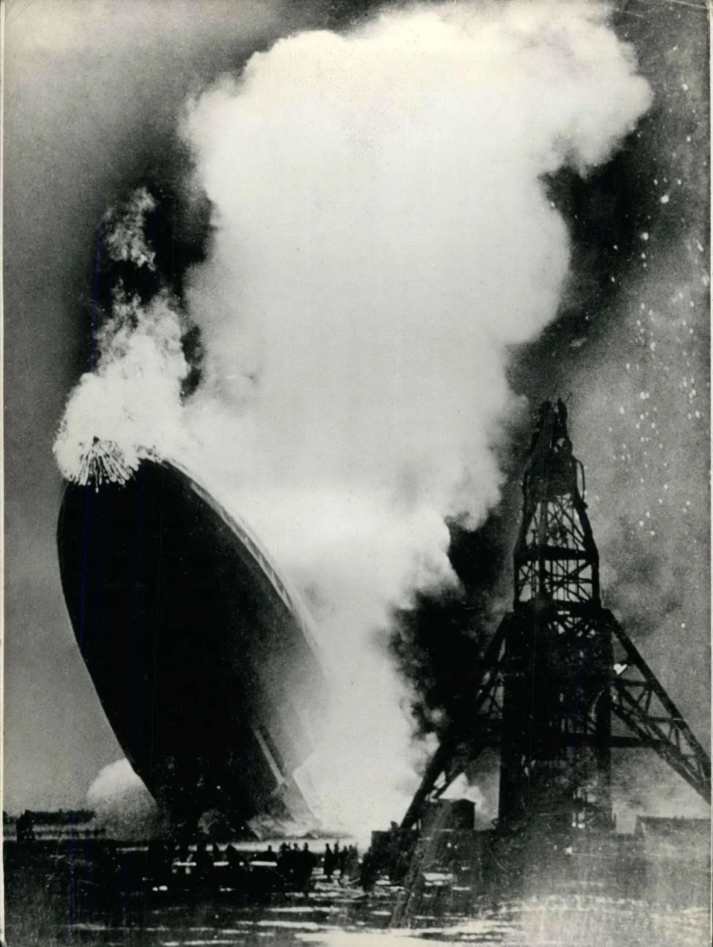 6. mail 1937 süttis New Jerseys Saksa õhulaev LZ 129 Hindenburg. See sündmus lõpetas õhureiside vesinikajastu ja vermis inimeste teadvusse vesinikuhirmu. Tegelikult ei toimunud vesinikuplahvatust, vaid õhulaev süttis staatilise elektrilaengu poolt põlema pandud katteriidest.