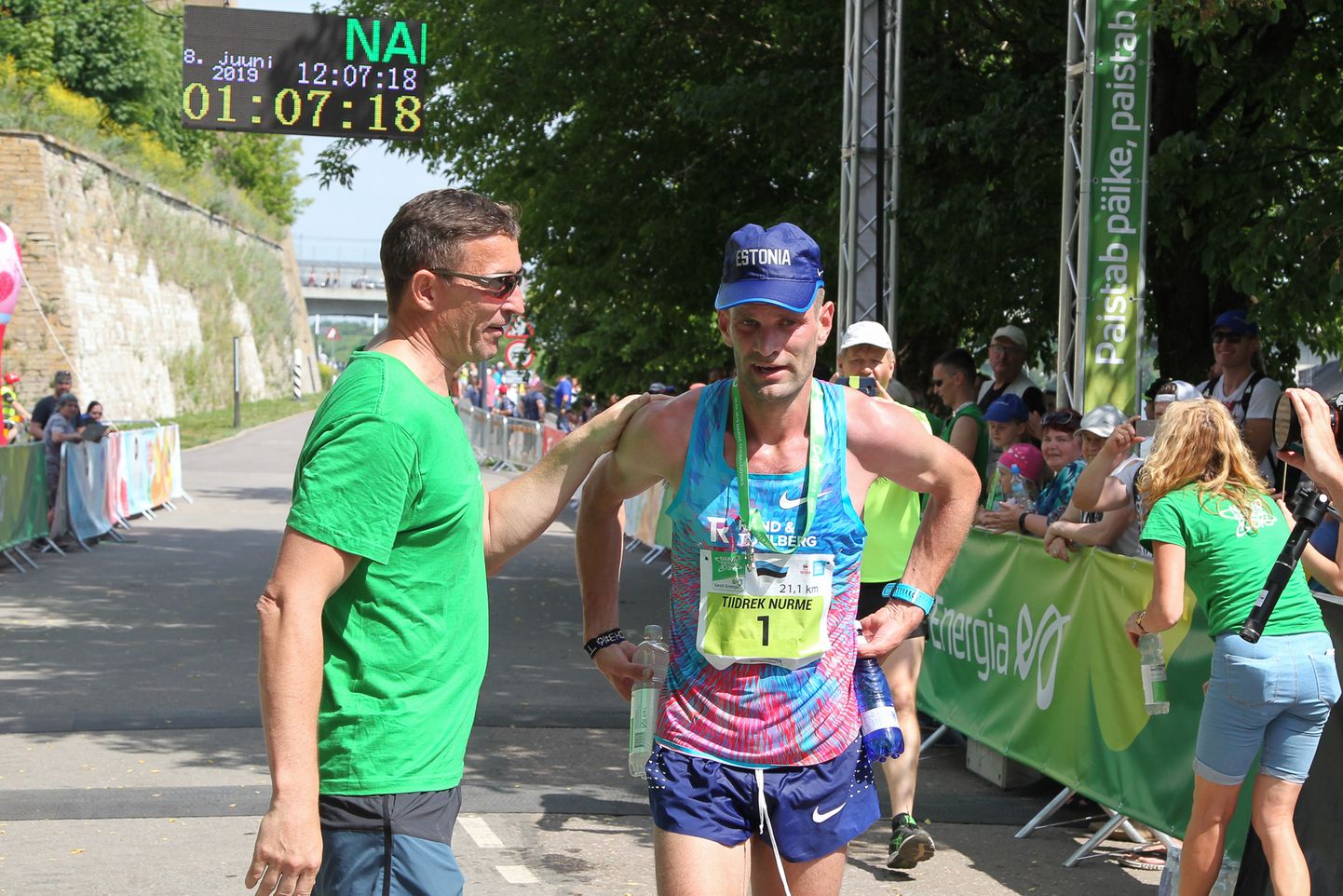 Narva energiajooksu peakorraldaja Mati Lilliallik õnnitleb finišis tänavu 30kraadises kuumuses joostud poolmaratoni võitjat Tiidrek Nurmet.