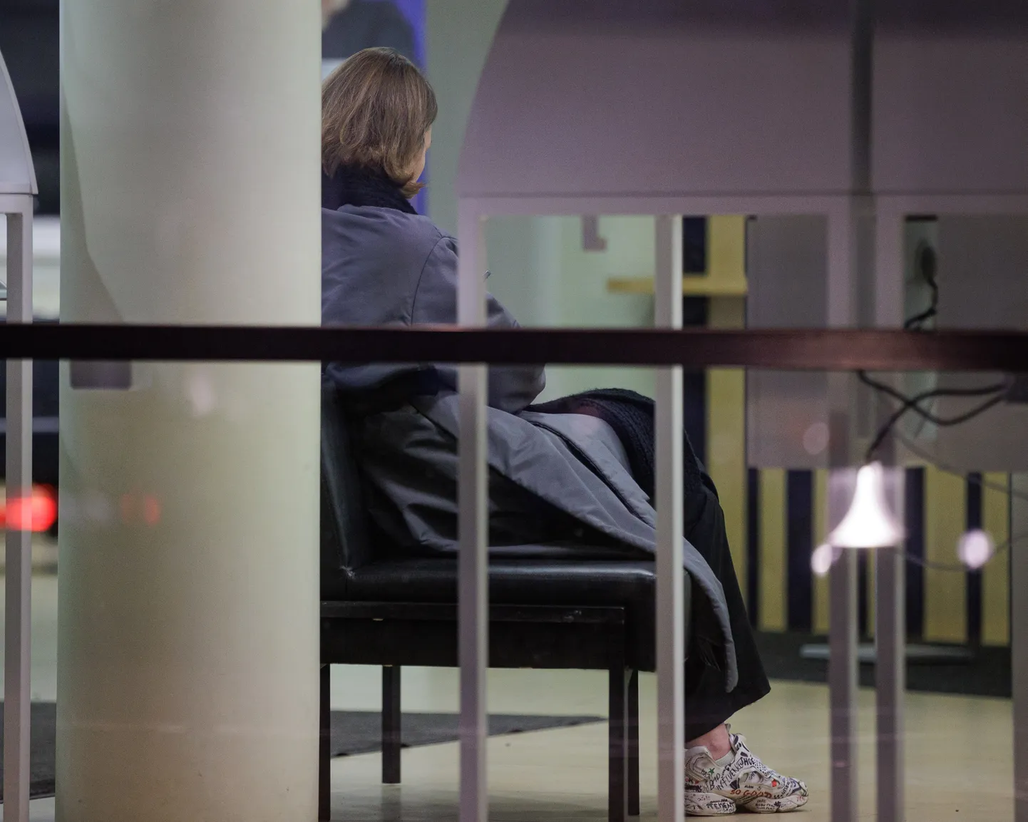 Бывший учитель Дарья в полицейском участке, в ожидании круглого стола.