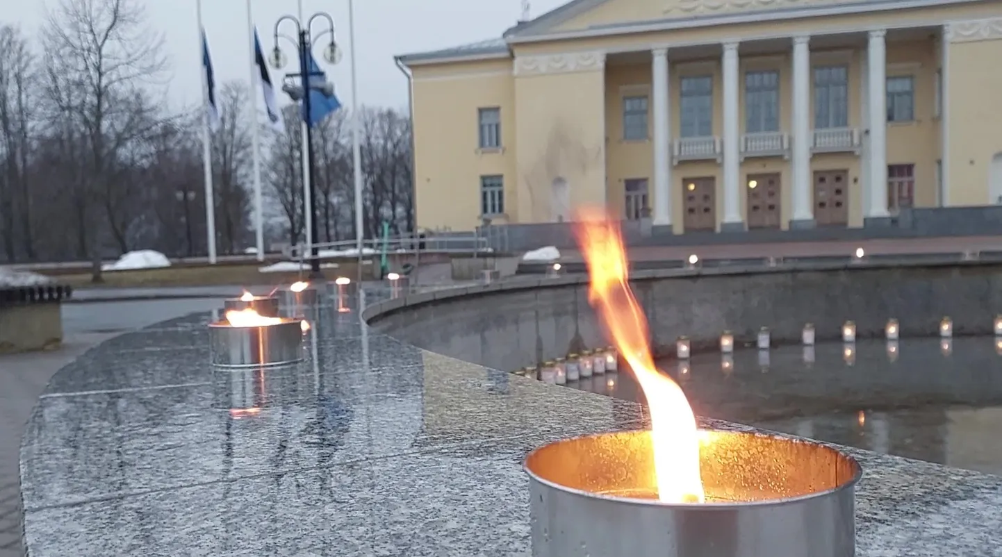 Kohtla-Järvel süüdati sajad küünlad märtsiküüditamise ohvrite mälestuseks linna kultuurikeskuse esisel väljakul.