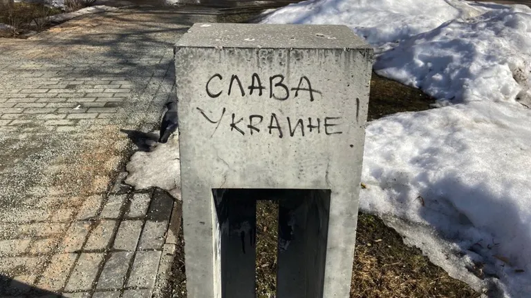 Украинских флагов в Нарве нет, но есть народное творчество