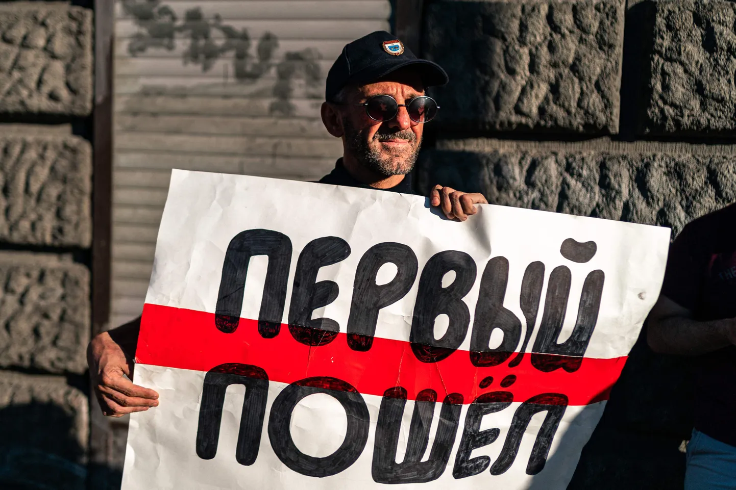 Baltkrievijas opozīcijas atbalstītājs pie Baltkrievijas vēstniecības Maskavā