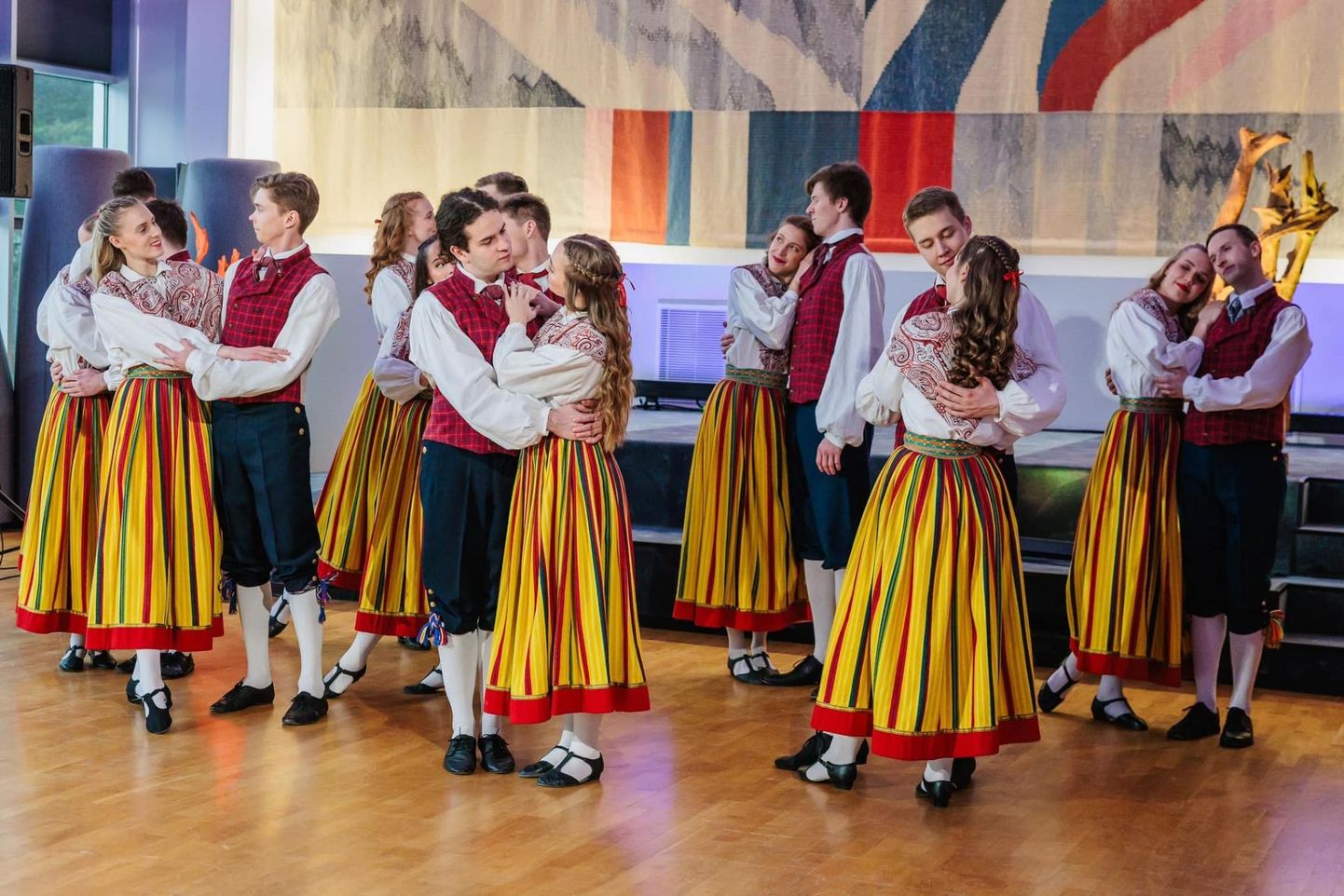 TTÜ tantsuansambel Kuljus esineb Rakveres koos rahvatantsuansambliga Tarvanpää ja naisrühmaga Kõkutajad.