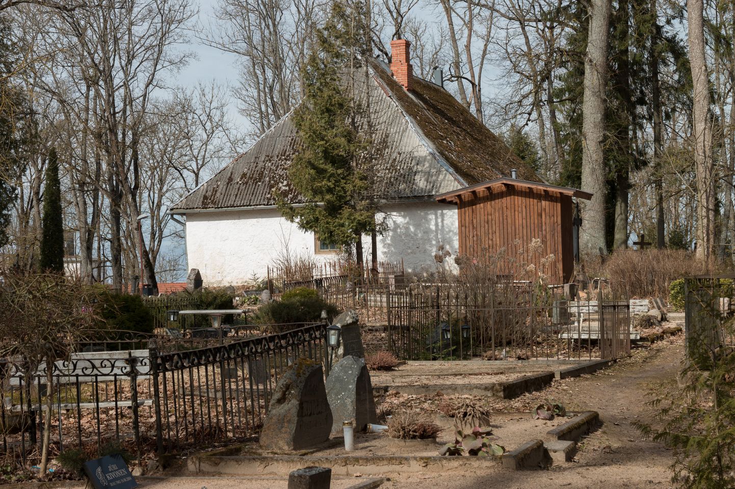 Muinsuskaitsjad kutsuvad Vanale kalmistule koristustalgutele.