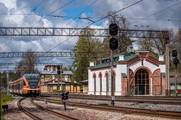 Aegviidu uus süda Tervisedepoo asub otse raudteejaamas renoveeritud ajaloolises kaunite kaarjate akendega depoohoones, mille ees peatub rong.