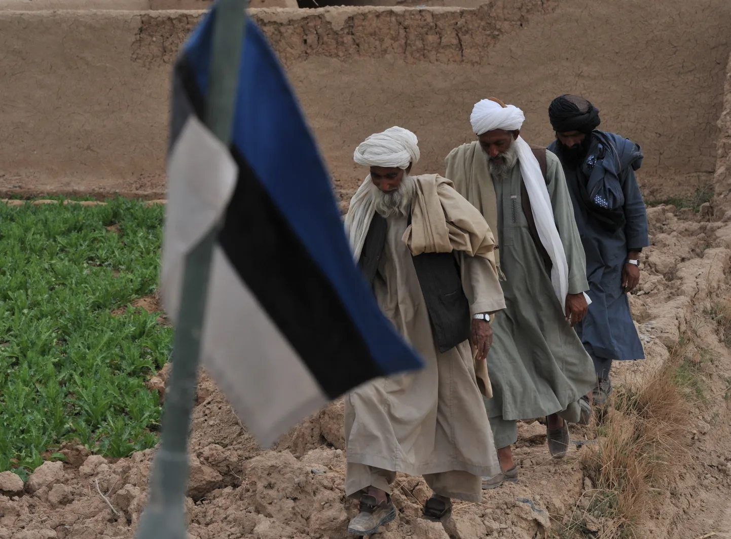 TLNPM09: AFGANISTAN  :HELMAND, AFGANISTAN , 29MAR12
Patrull küla ümbruses. Kraavi sõitnud briti veok ja kohalikud sündmust jälgimas
rp/FOTO RAIGO PAJULA/POSTIMEES