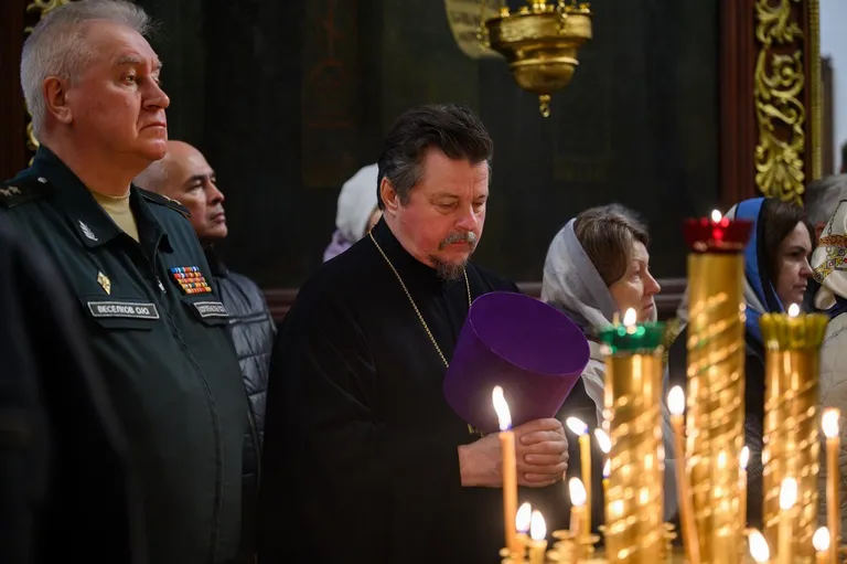 Заместитель начальника Главного военно-политического управления Вооруженных Сил Российской Федерации (ГВПУ ВС РФ) Олег Веселков (слева) на прощании с военным священником РПЦ МП, который погиб на войне в Украине. Псков, Россия, май 2025 года.