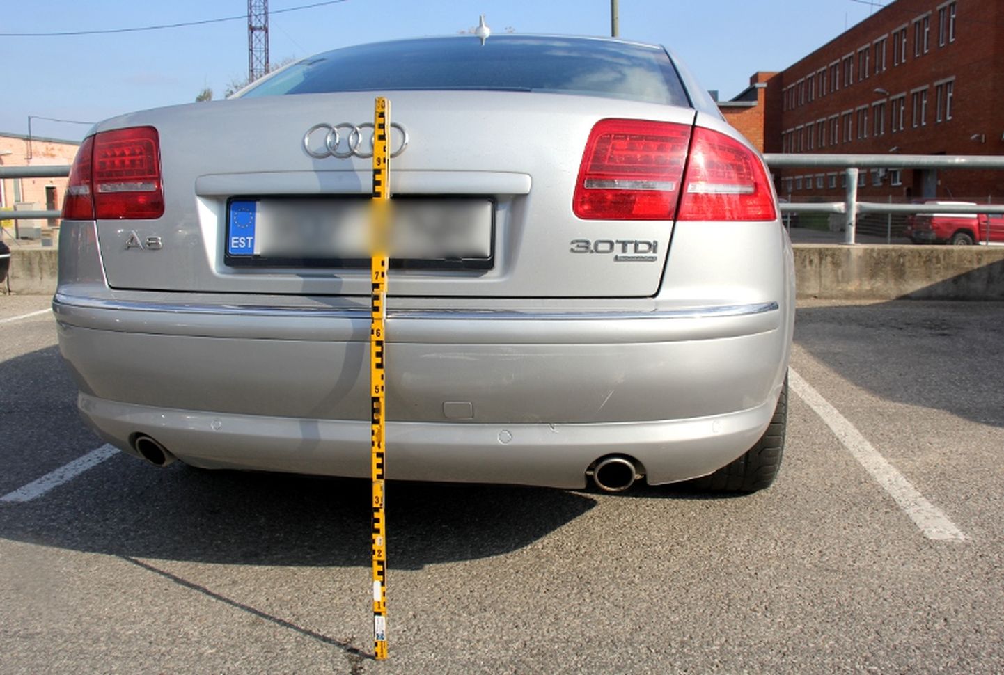 Audi sai parklas kahjustada. Otsa sõitnud autojuht põgenes sündmuskohalt.