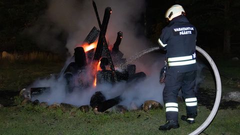GALERII ⟩ Muinastuli ähvardas naabruses asuvale talule tule otsa pista