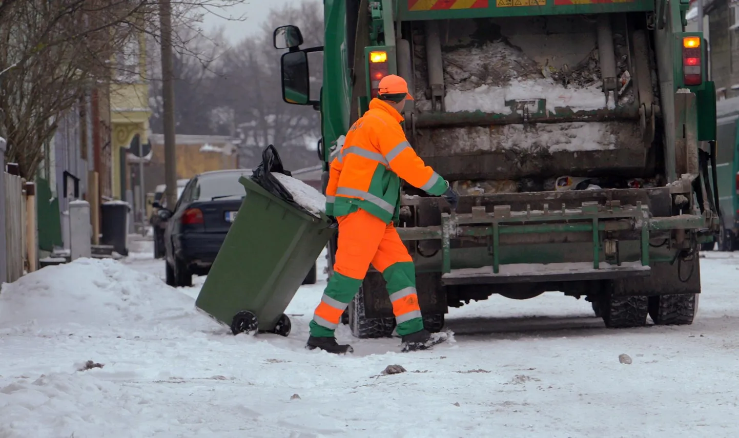 Kui jäätmeveoettevõtte töötaja sikutab konteineri prügiautoni üle kümne meetri kauguselt, on tegemist lisateenusega.