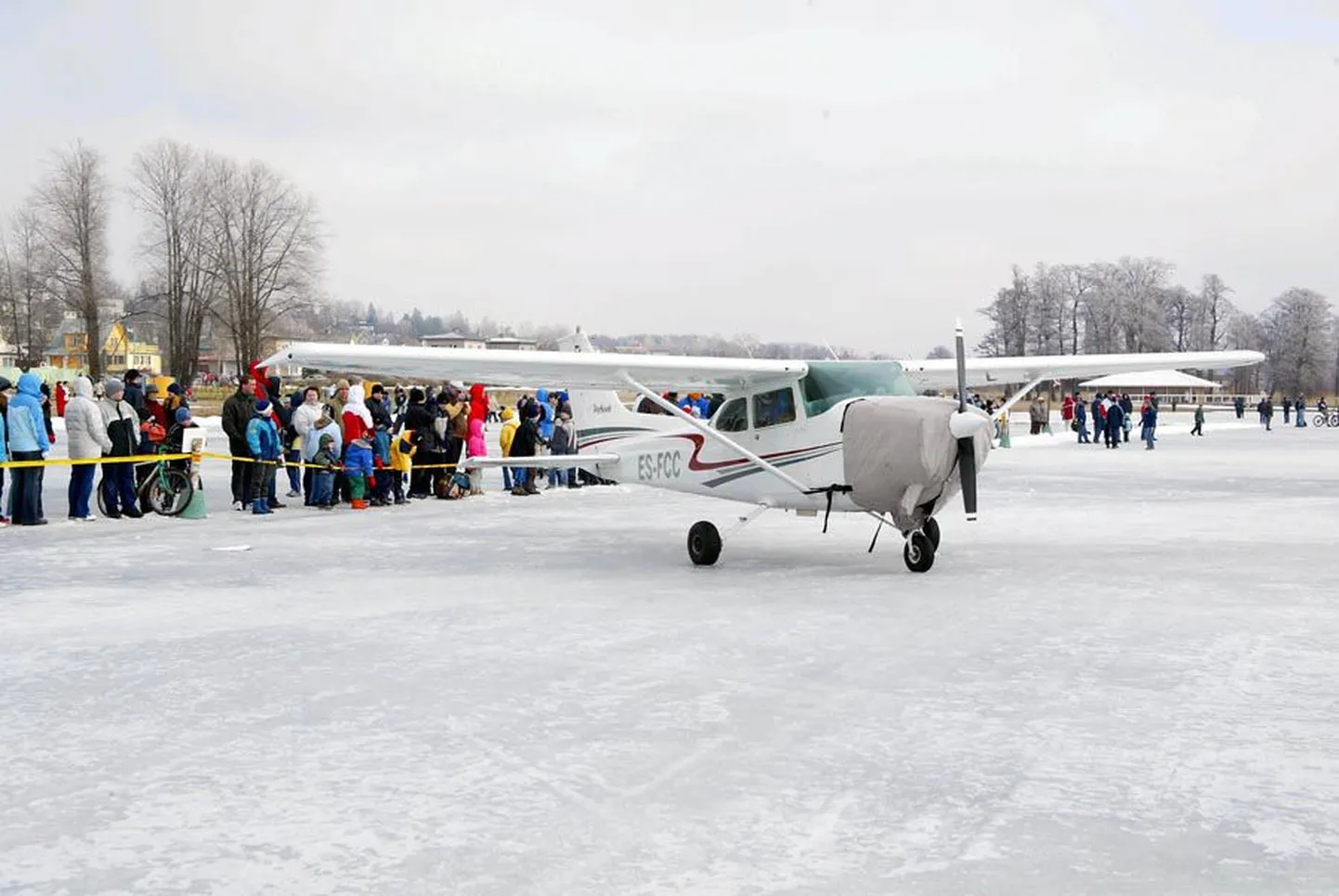 Kehvade jääolude tõttu tuleb lennupikniku maandumisplatsi veel valida. Pilt on tehtud lennupiknikust 2005. aastal. Toona oli järvejää nii paks, et veel aprilliski võis lennuk sellele maanduda.