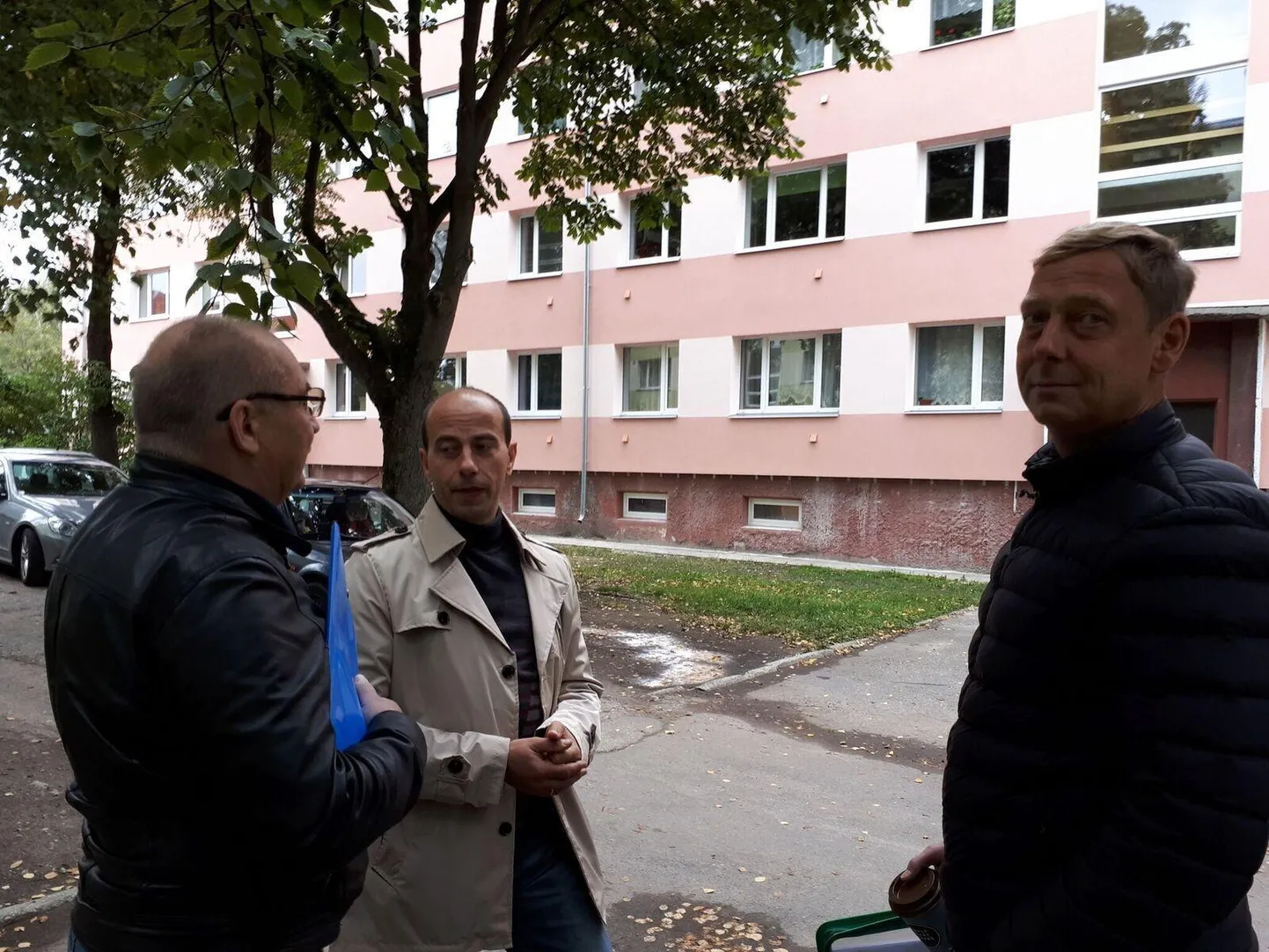 Pärnus mitme korteriühistu juhatusse kuuluv Sergei Saglo (keskel) tõdes, et reaalselt pole mõeldav igapäevaselt trepikodasid pesta ega käsipuid desinfitseerida.