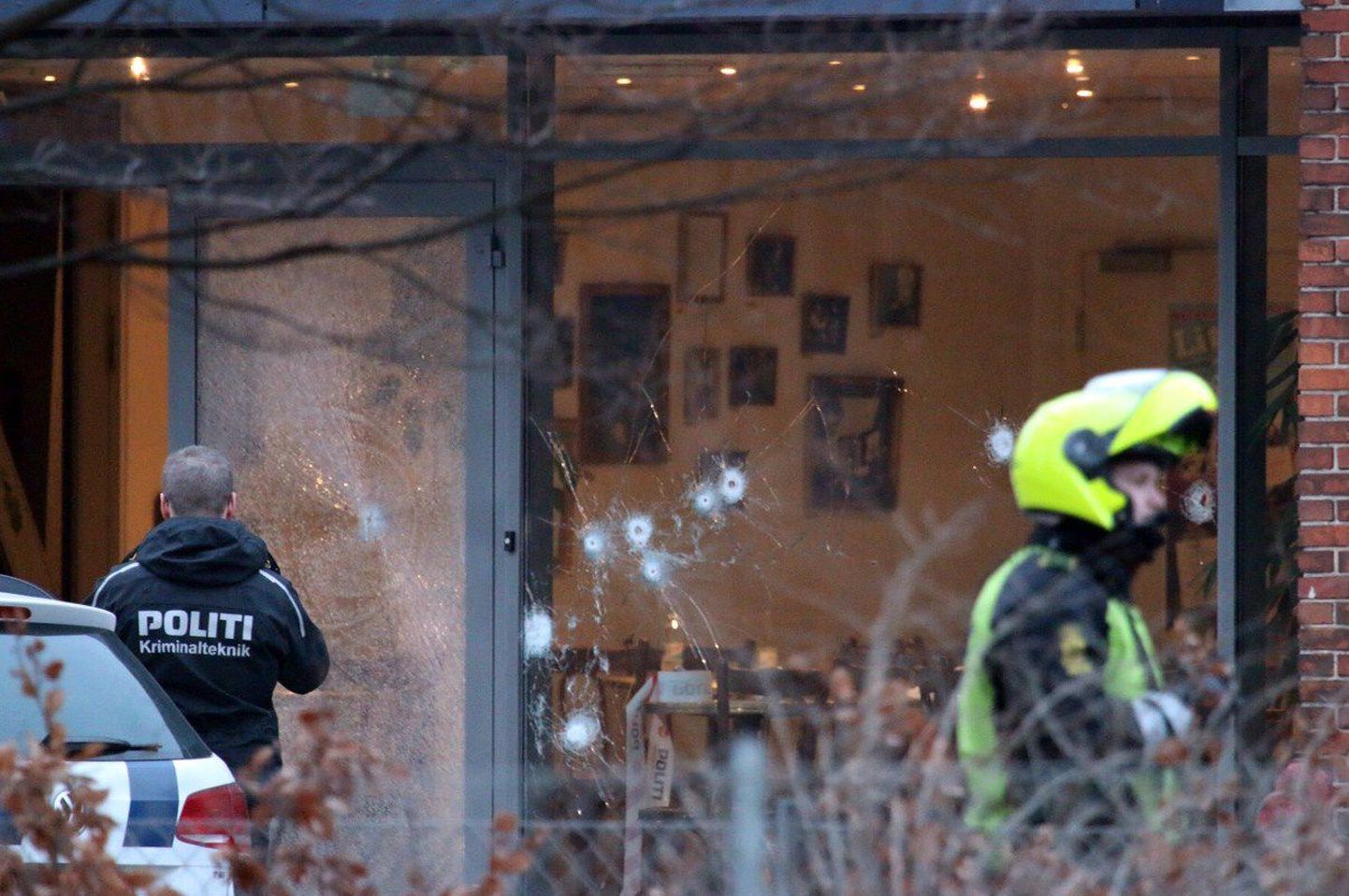 Полицейские возле обстреленного кафе в Копенгагене.